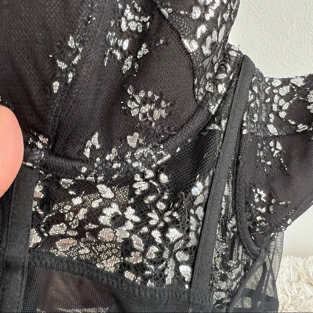 VICTORIA’S SECRET* Lace corset with silver details - Picture 9 of 10